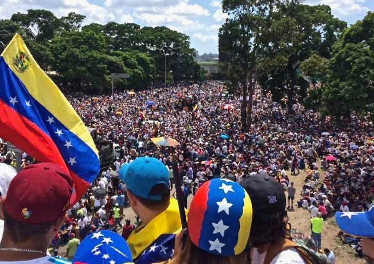 L’administration Trump a évoqué des plans de destitution du président vénézuélien avec des officiers rebelles
